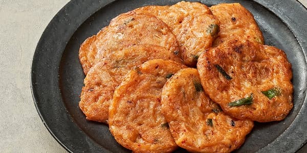 컬리) 부침명장 한입아삭 김치전 25% 할인 6,070원